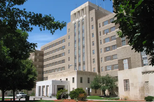 Exterior photo of the Fitzsimons Building on the CU Anschutz campus in summer
