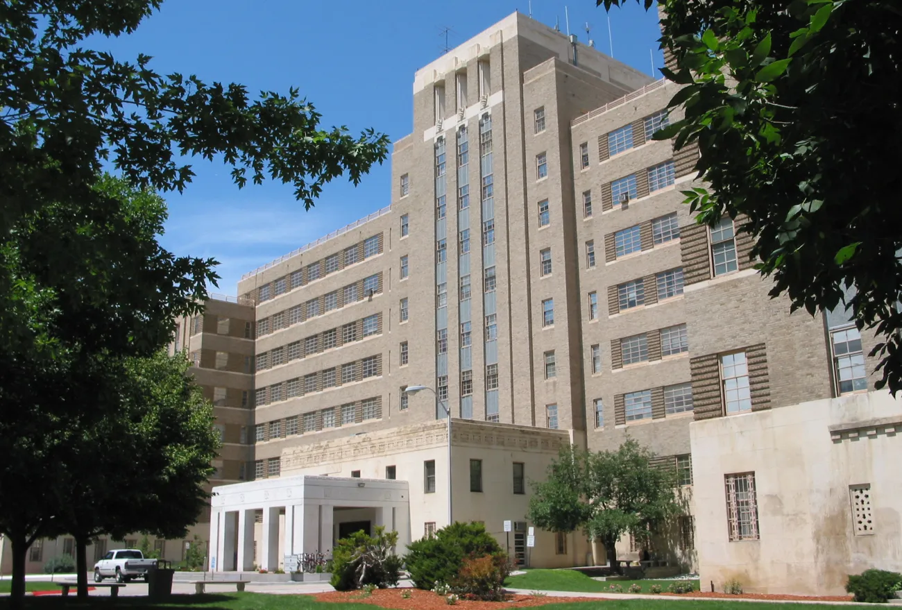Exterior photo of the Fitzsimons Building on the CU Anschutz campus in summer